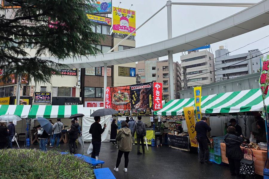 駅前の広場に飲食店を中心とした出店が出店している。