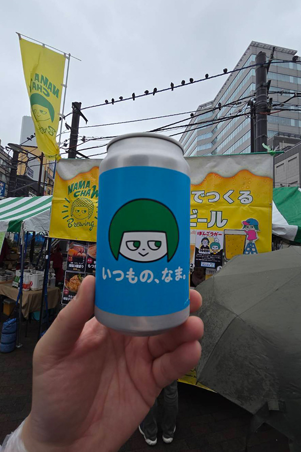 青い背景に女性のイラストがプリントされた缶ビール
