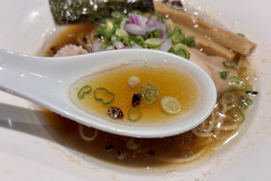 『Nii』の「朝らぁ麺」、スープアップの写真。