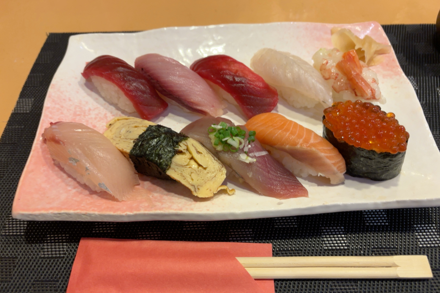 『豊洲すしぽん』の「撫子」（握り）の写真。