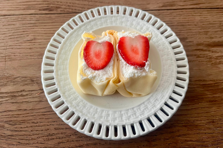 お皿に盛った国産イチゴのクレッチ。