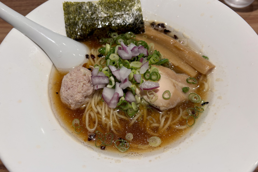 『Nii』の「朝らぁ麺」、真上からの写真。