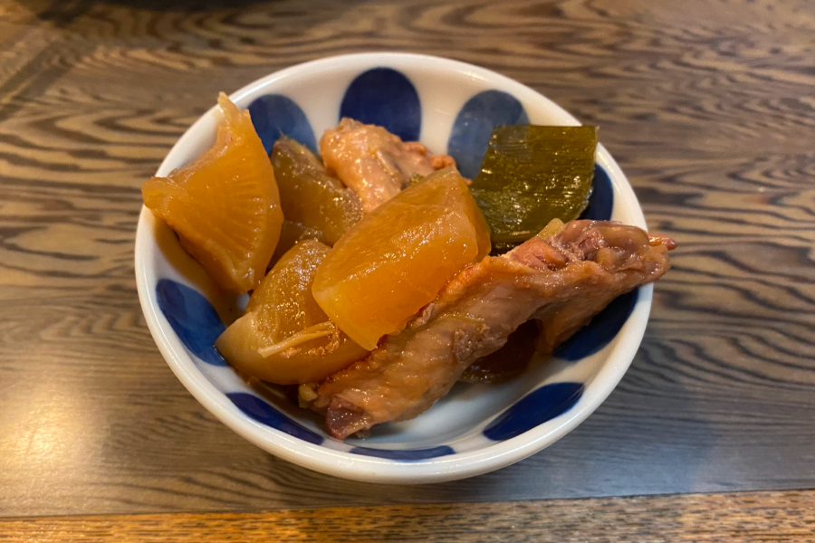お通しの煮込み。