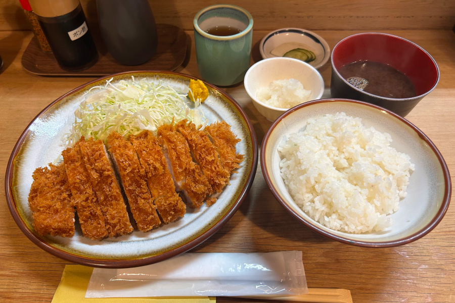 「とんかつ提定食」。とんかつの他にご飯、味噌汁、漬物、大根おろしが付いてくる。