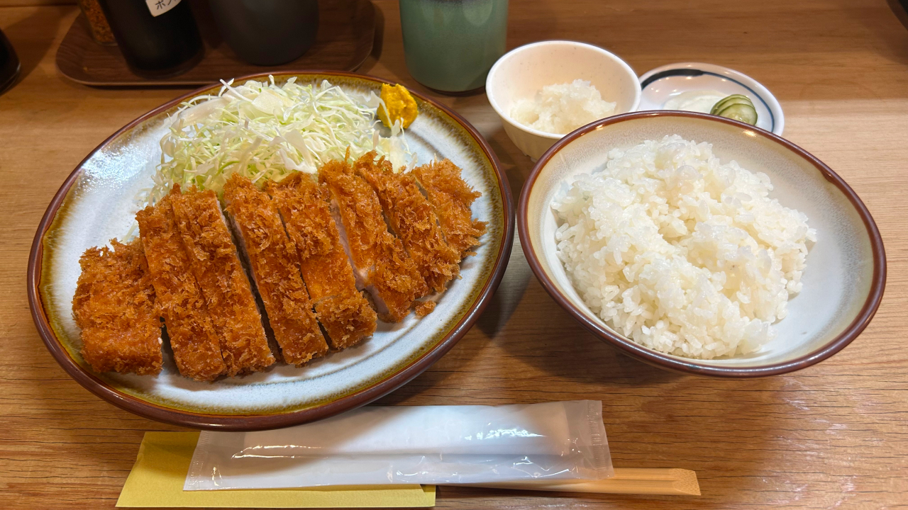 これがとんかつ定食。