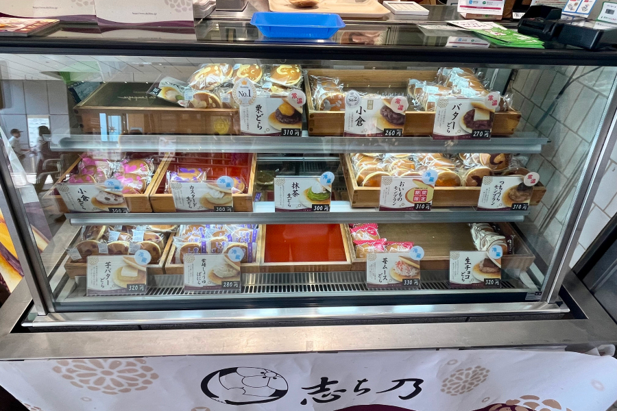 どら焼きが並んだ商品棚。