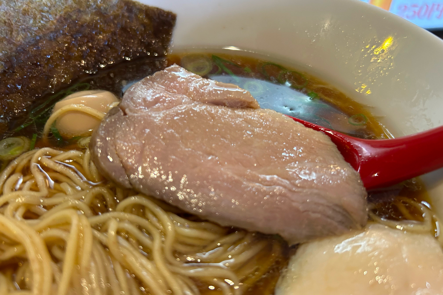 硬めの肉々しいチャーシュー。