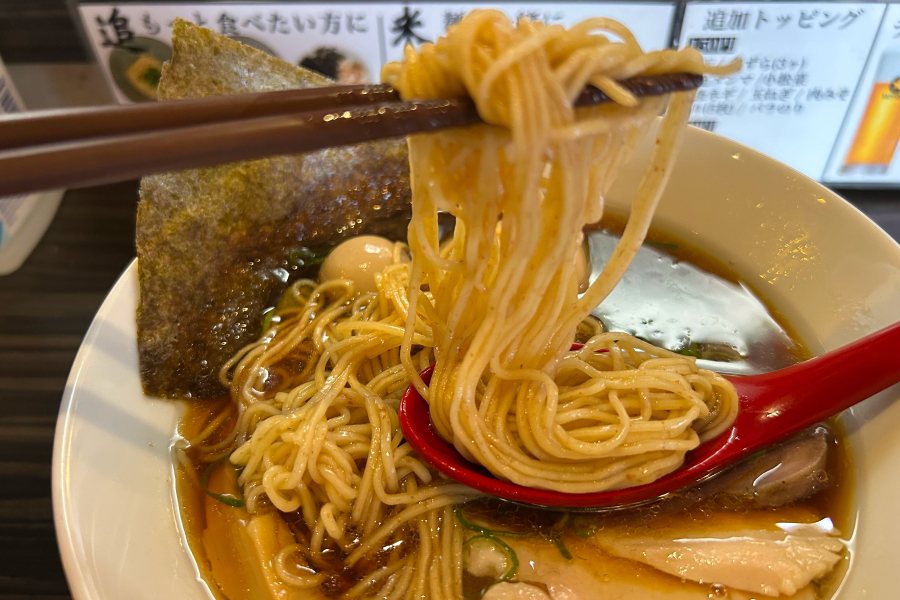 麺を啜り上げる直前。