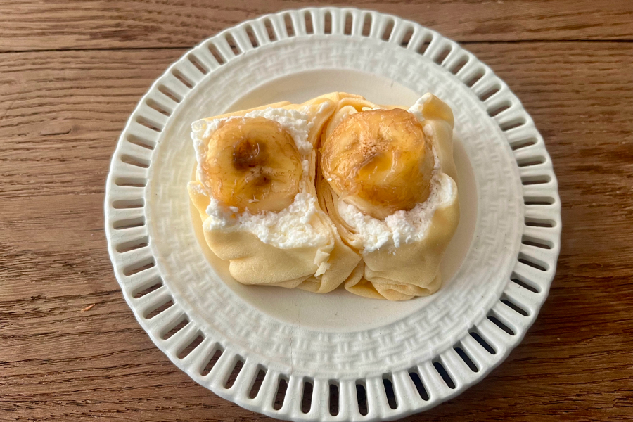 お皿に盛ったバナナのクレッチ。