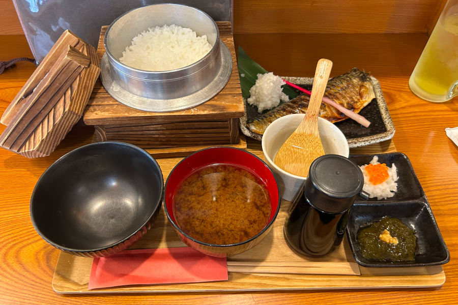 塩鯖焼き定食、羽釜の蓋を取ったあと。