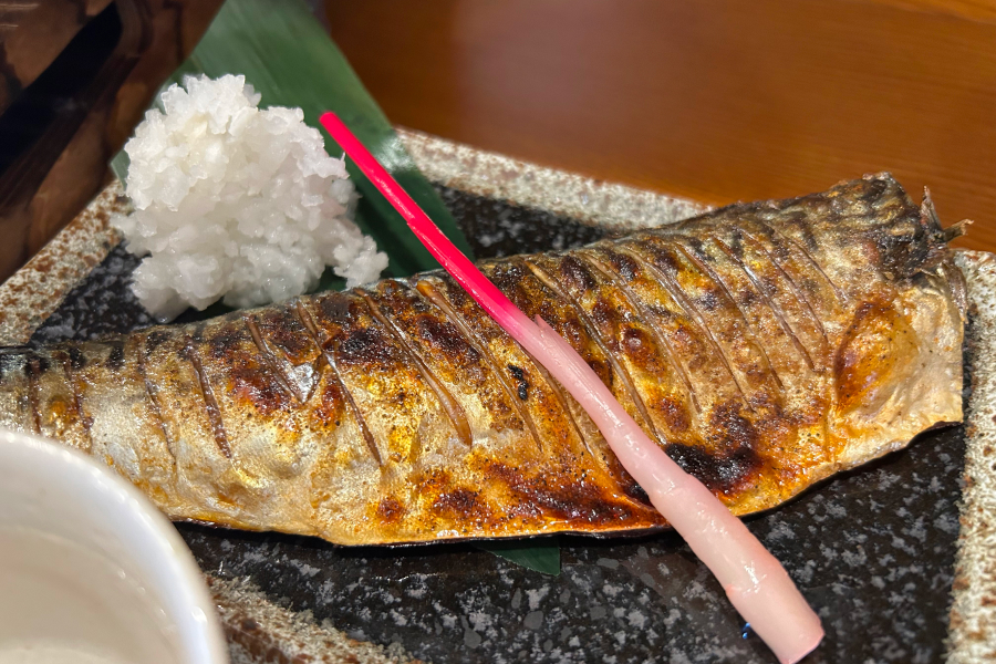 塩鯖焼きのアップ。
