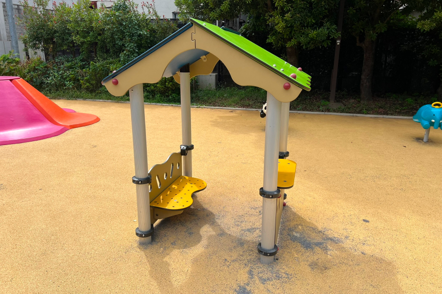 上池袋中央公園内の、家の形をした遊具