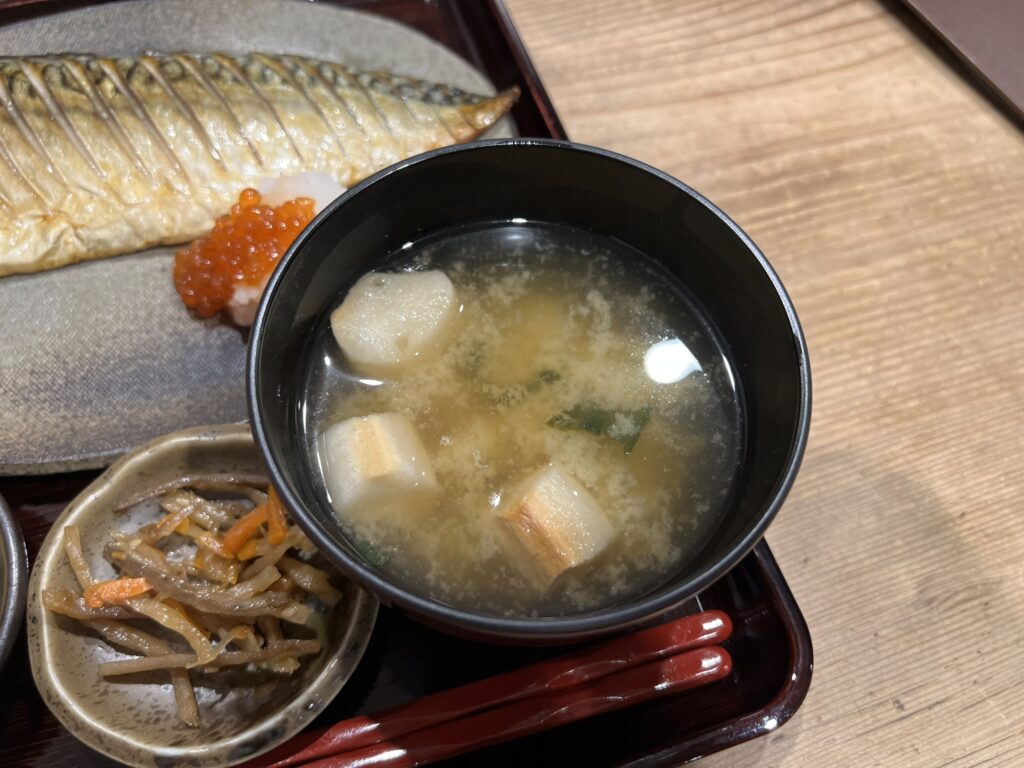 「灰干し焼さばめし」の味噌汁