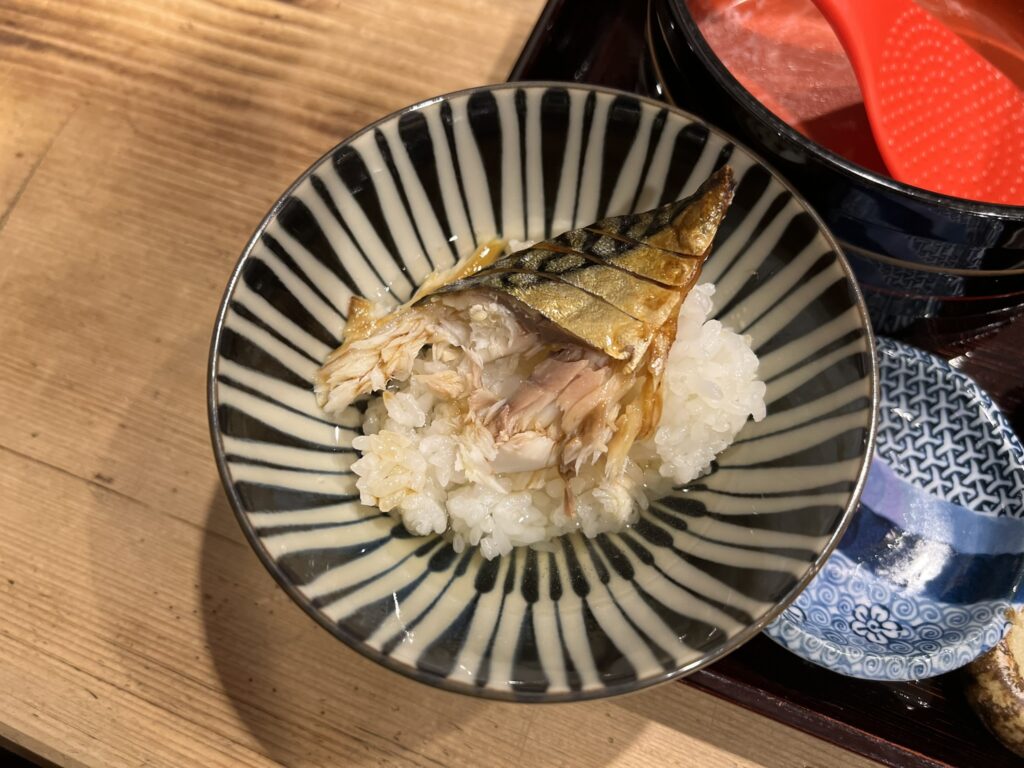 「灰干し焼さばめし」の出汁茶漬け