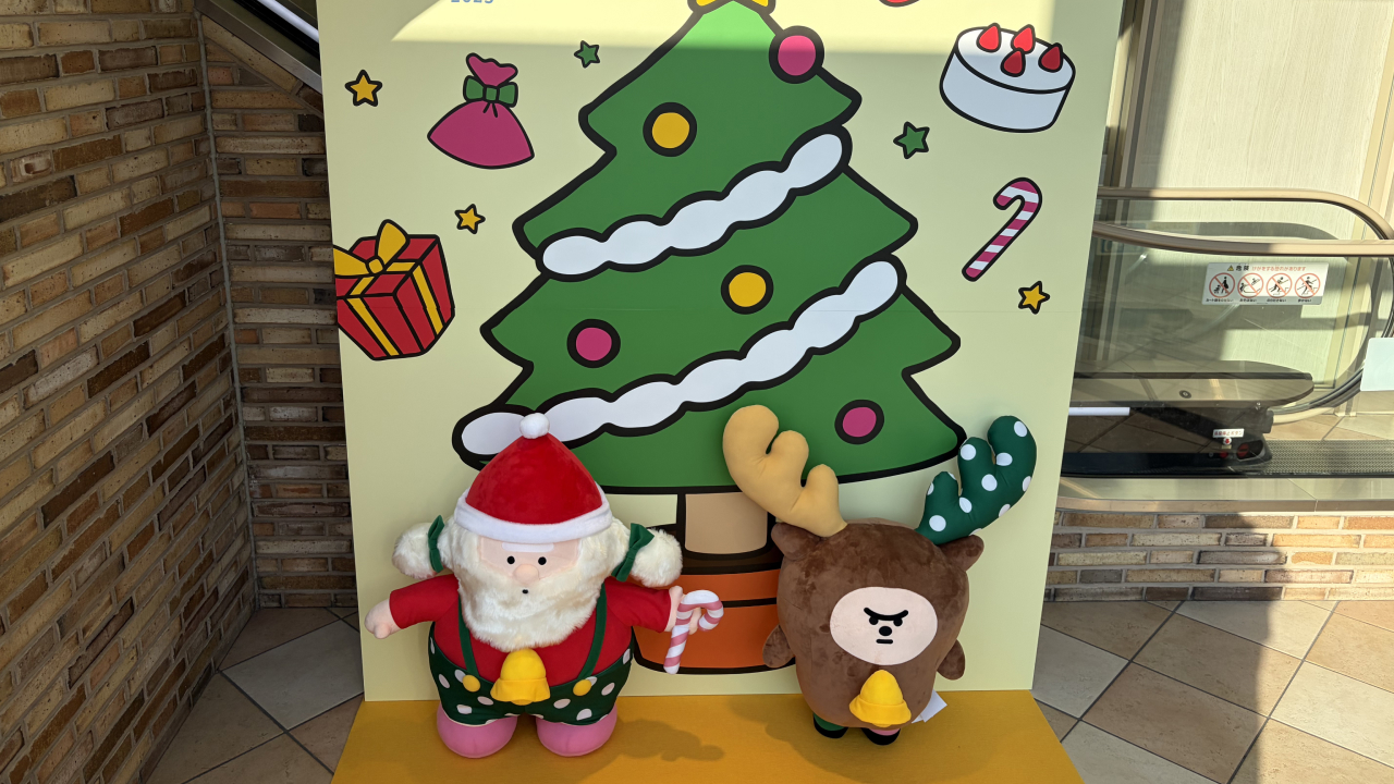 atreクリスマスイベントのキャラクター「きまぐれサンタ」、「きまじめトナカイ」の写真。