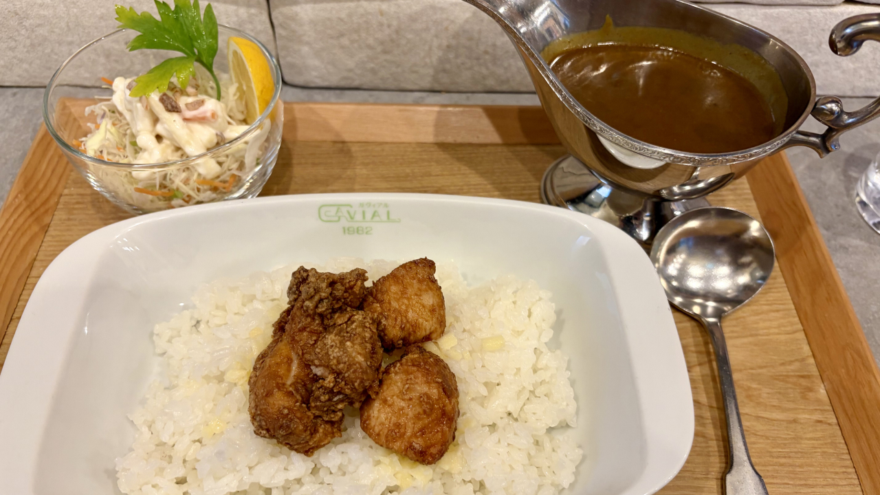 『総本家もり山』「特製からあげカレー」の写真。