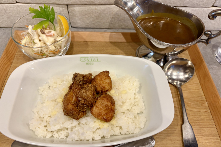 「ガヴィアル＋特製からあげカレー」の写真。