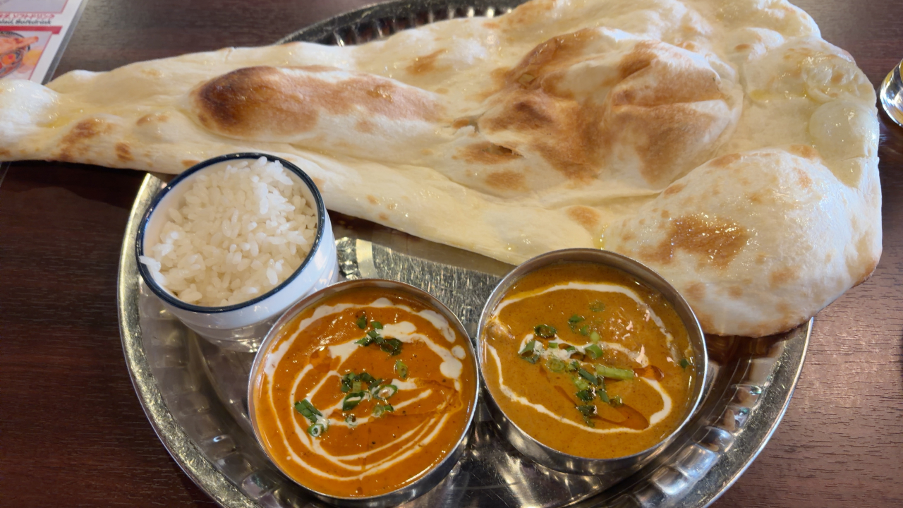 『エスニックダイニングじゃぽん』の「カレー２種セット」の写真。