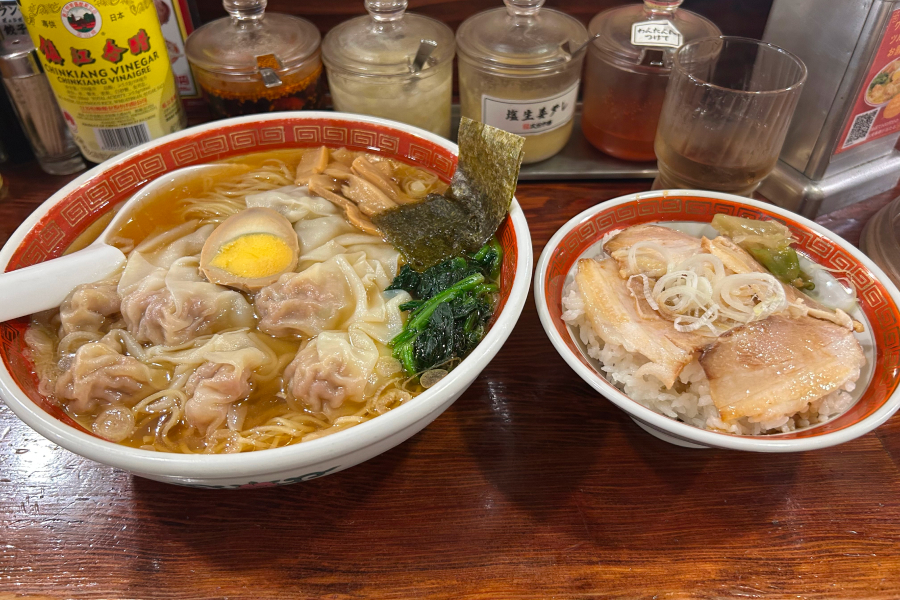 雲呑麺と煮豚飯のセット。
