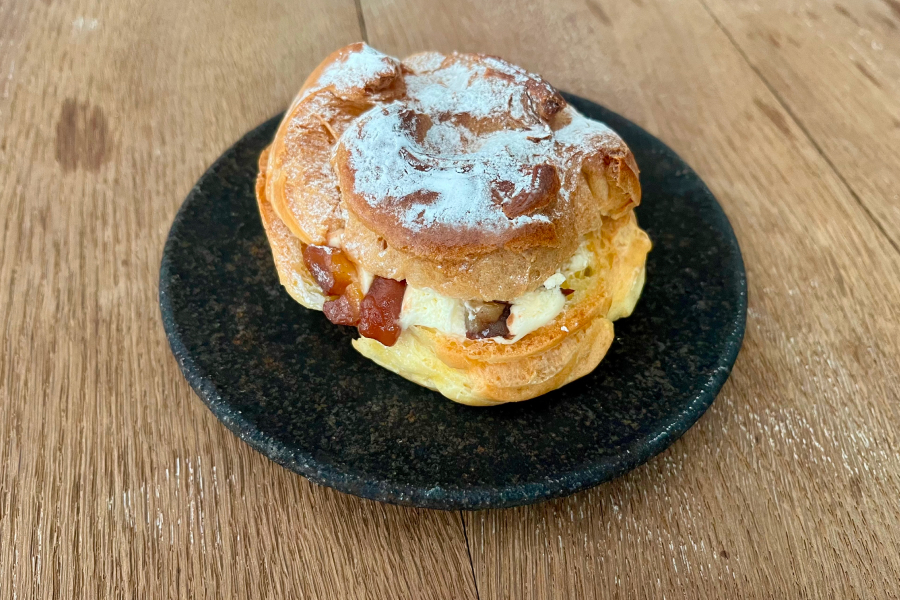 盛り付けたマロンシュー。