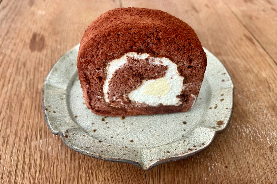 盛り付けたティラミスのロールケーキ。