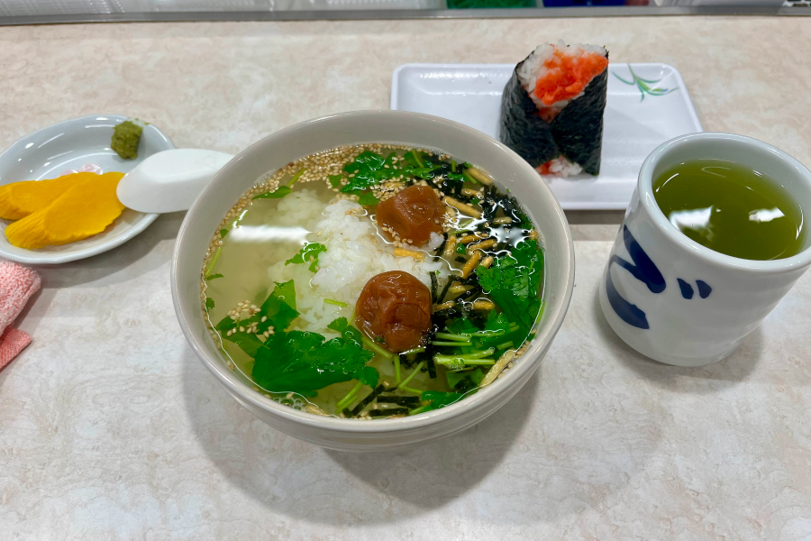 カウンターに出されたばかりのお茶漬けとおにぎりとたくあん。