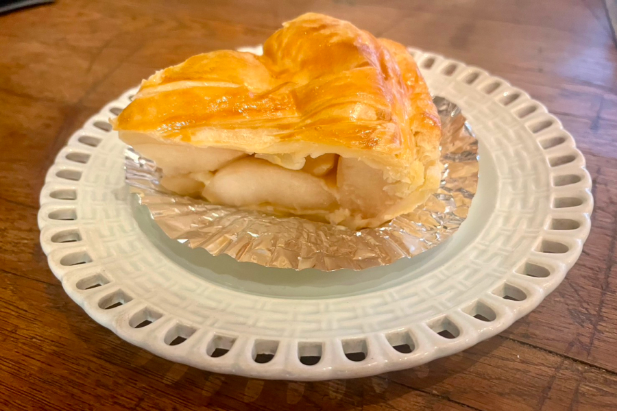 盛り付けたアップルパイ。