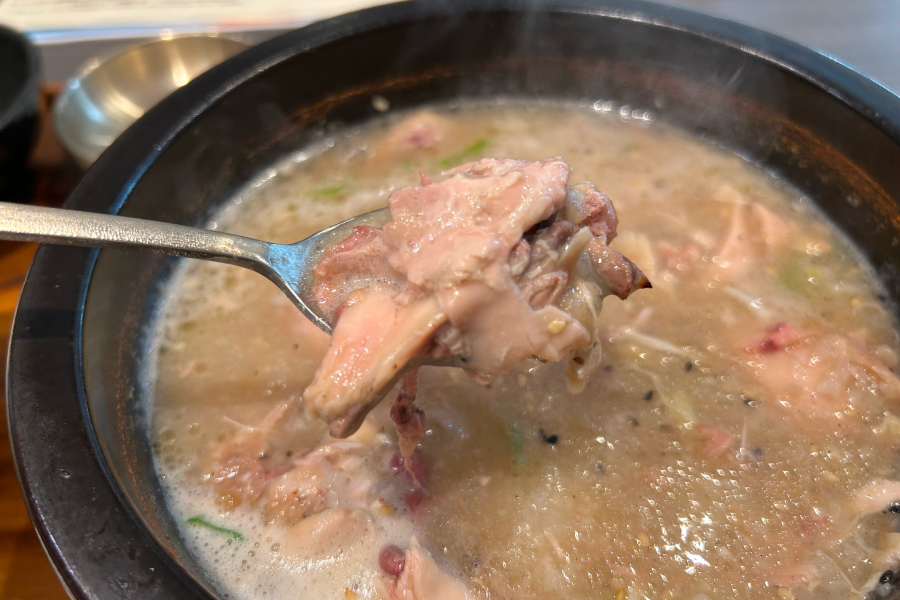 ひな鳥を使った鶏肉。