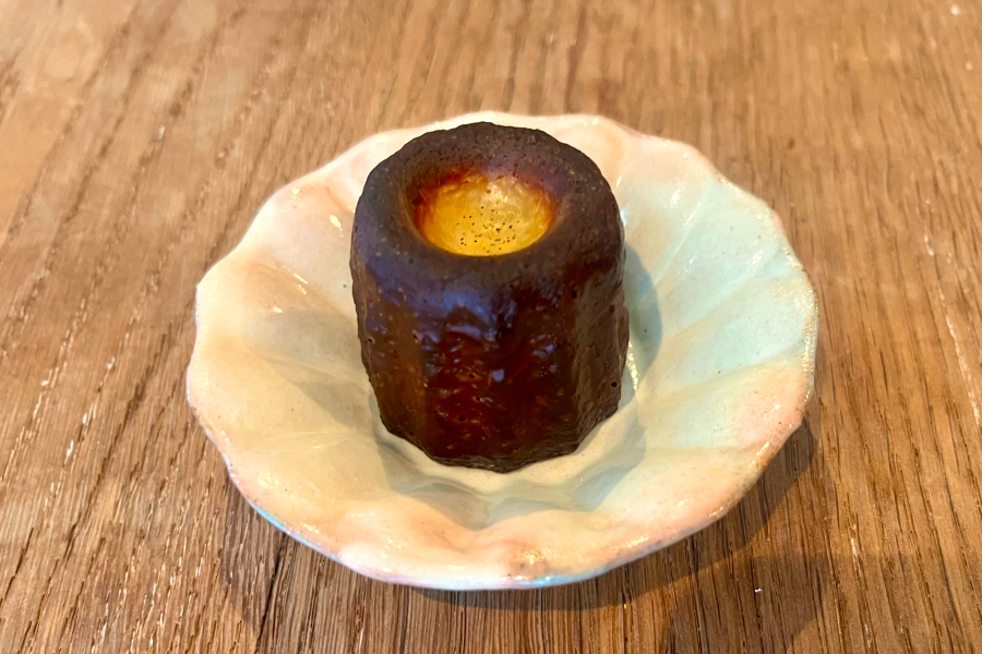 盛り付けたカヌレ。