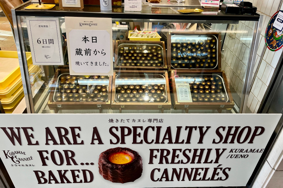 カヌレがびっしりと並んだショーケース。