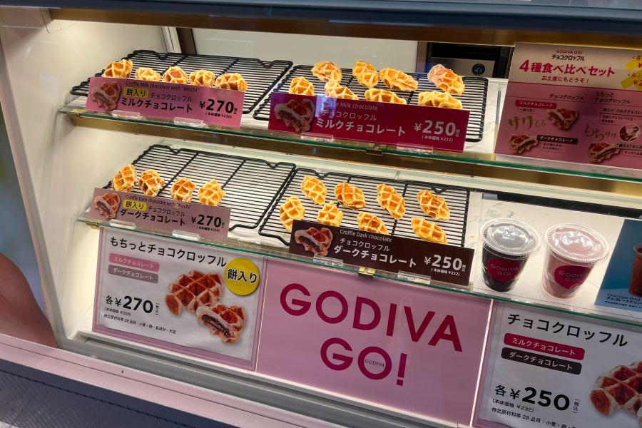 『GODIVA GO!』のショーケースに並ぶ、クロッフルの様子