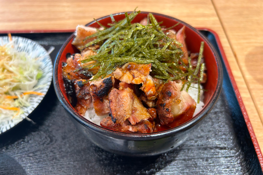 焼き鳥丼のアップ。