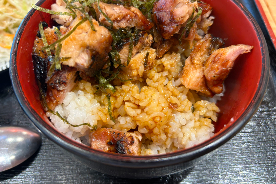焼き鳥丼食べかけの写真。タレとご飯の美味しさを伝えたい。