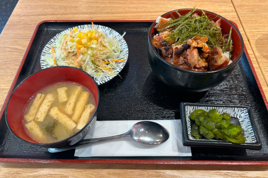 焼き鳥丼定食着弾。