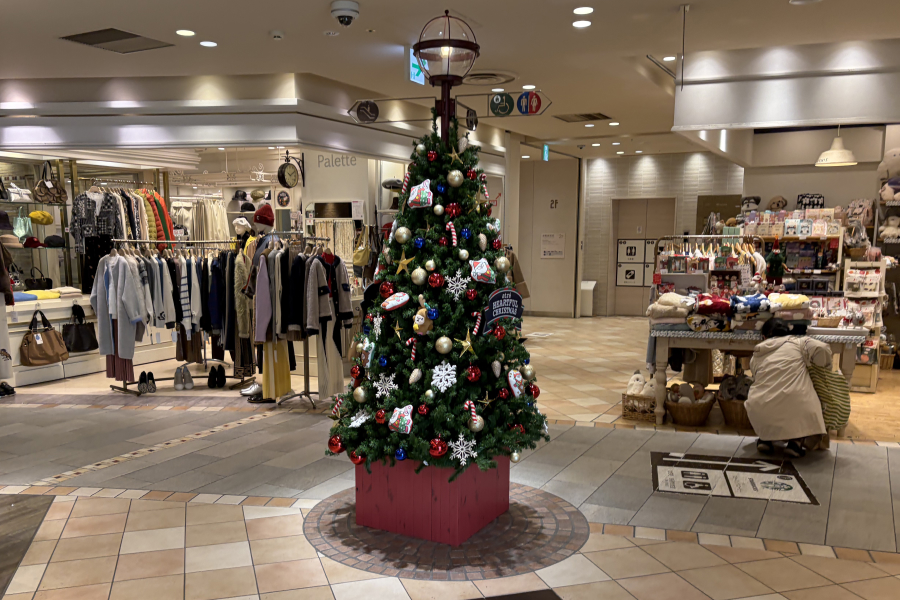 atreクリスマスツリーの写真。