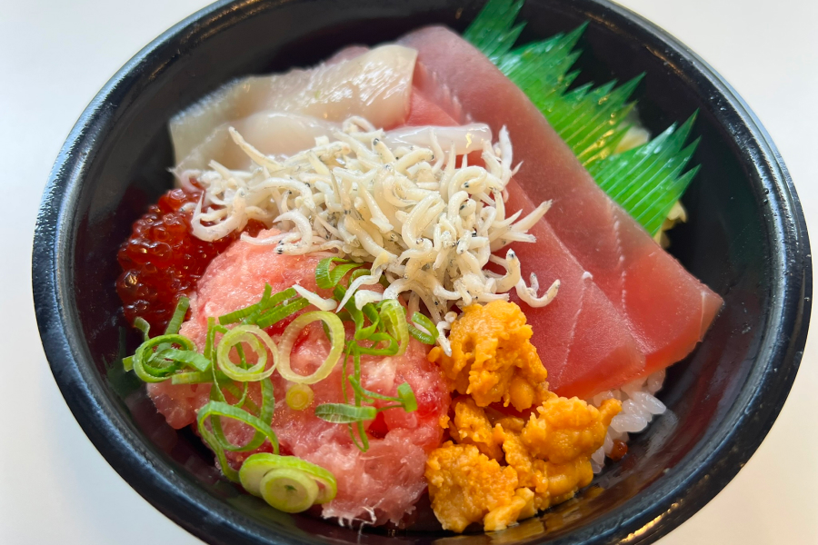 魚丼でテイクアウトした、「漁師丼」