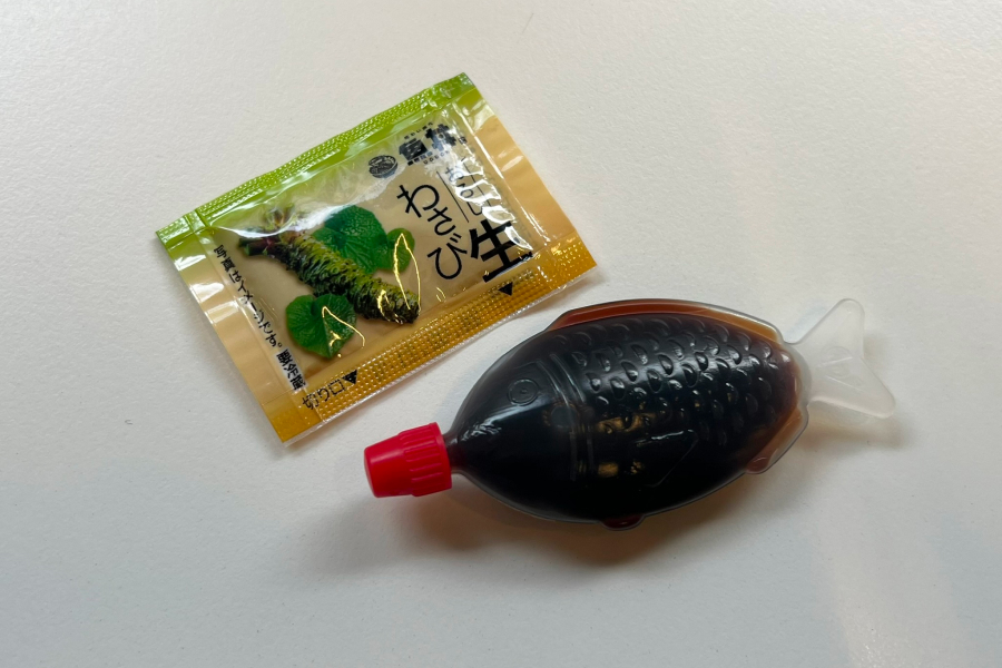 海鮮丼についていた、わさびと醤油