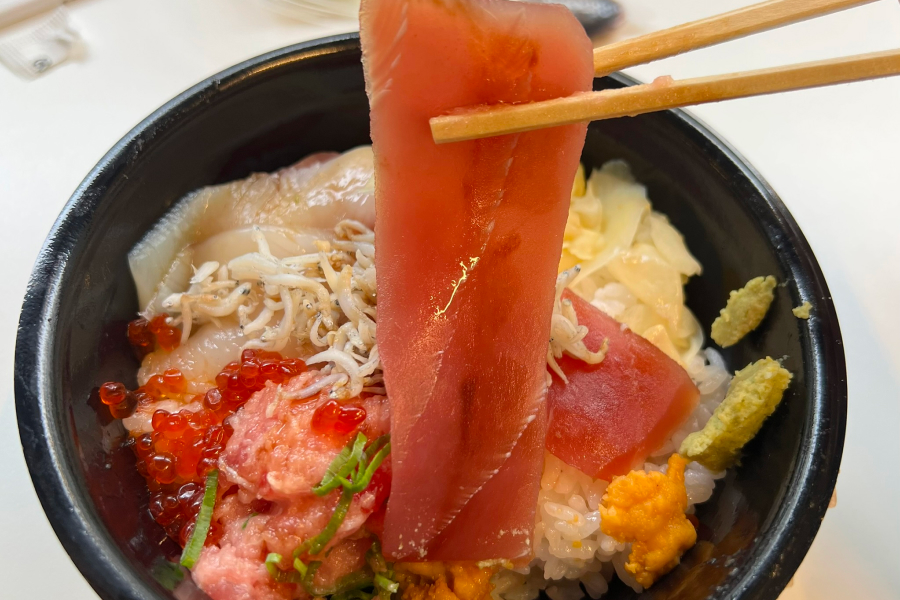 海鮮丼の中のマグロ