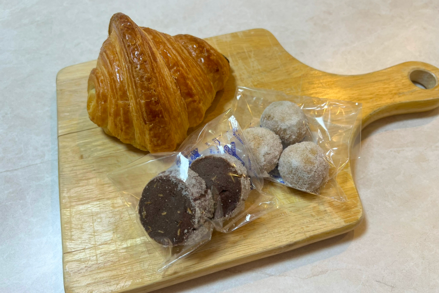 パティスリークルールの、チョコクロワッサンとチョコサブレとバニラキッフェル