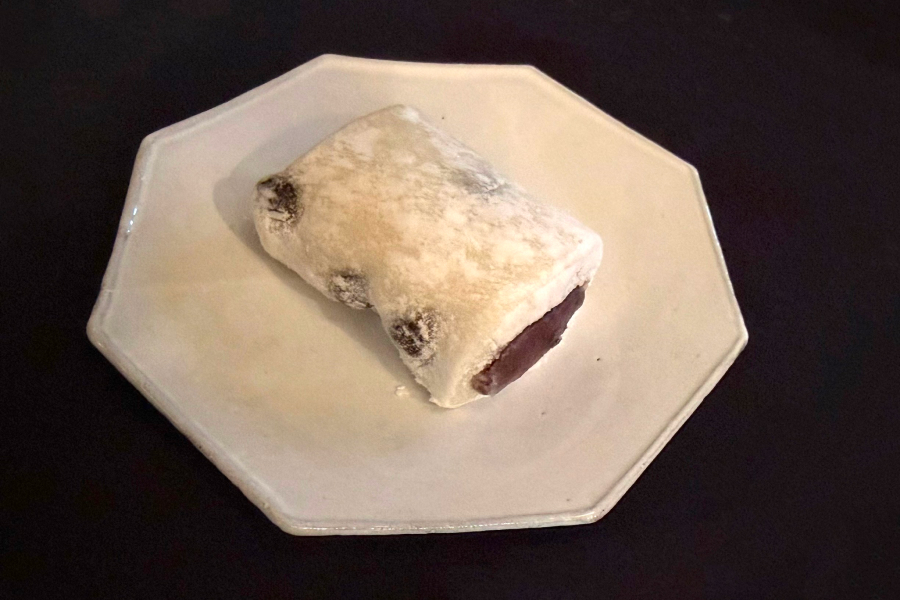 お皿に盛った塩豆大福。