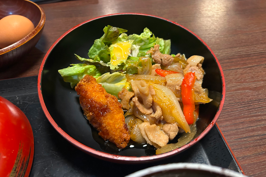 しょうが焼きと白身魚フライ。