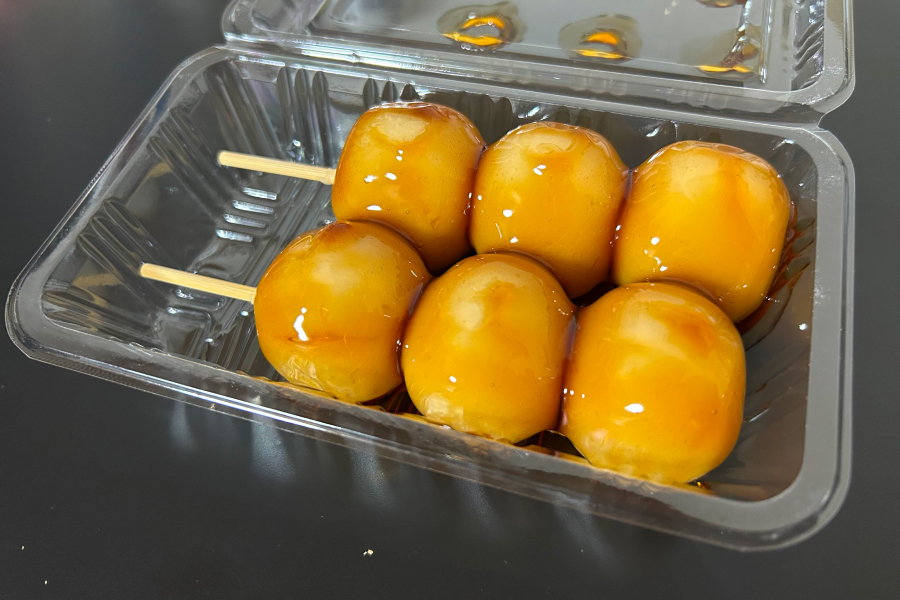 食べる直前のみたらし団子。