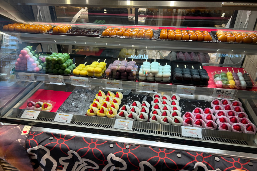 全体を写した色とりどりのショーケース。