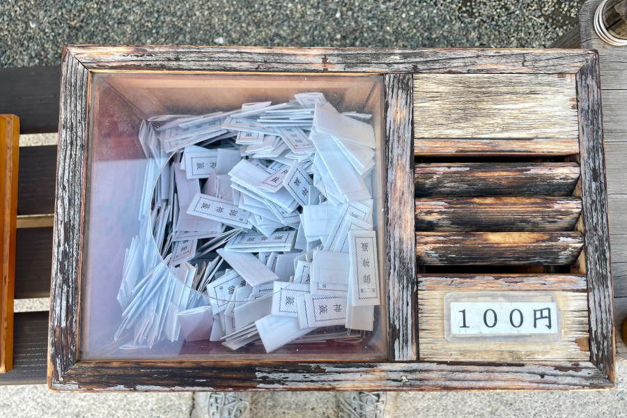 おみくじの木箱。