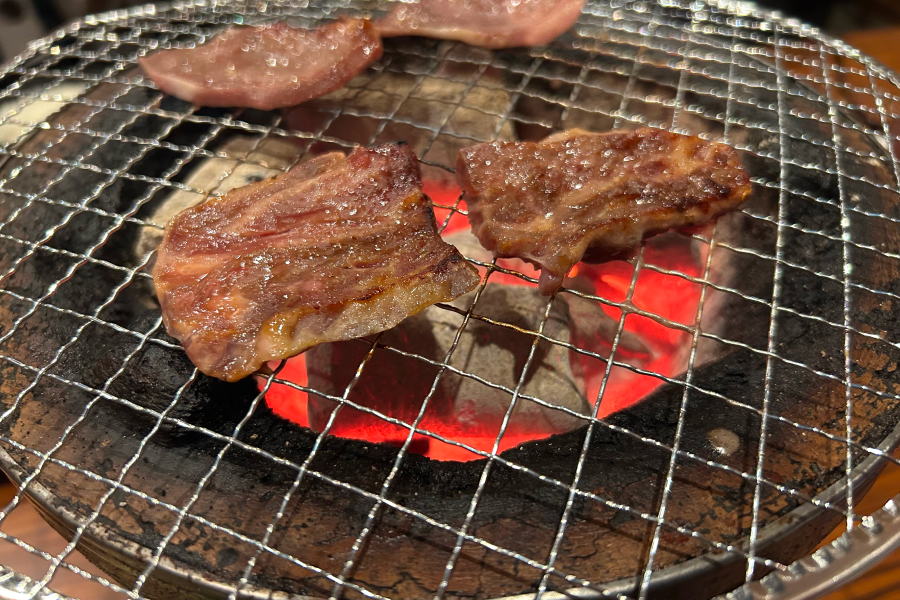 ハラミを焼いている。
