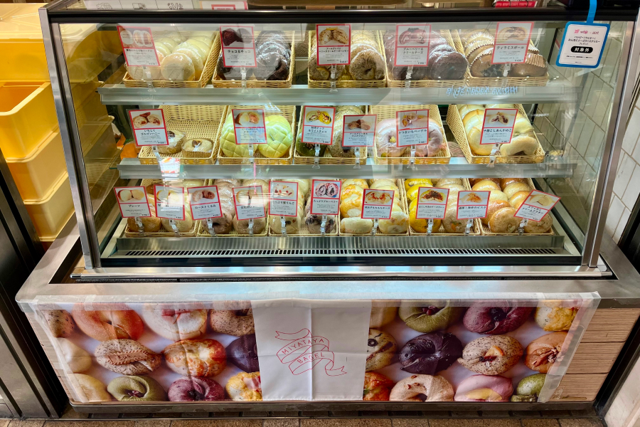 ショーケースの中のバリエーション豊かなベーグルたち。