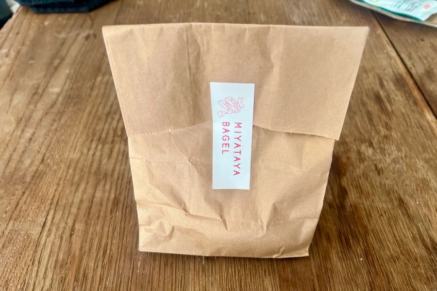 紙袋に入ったわらび餅ベーグル。
