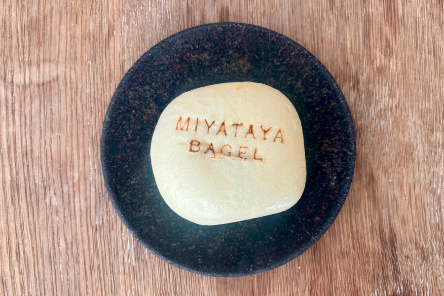 お皿に盛ったわらび餅ベーグル。