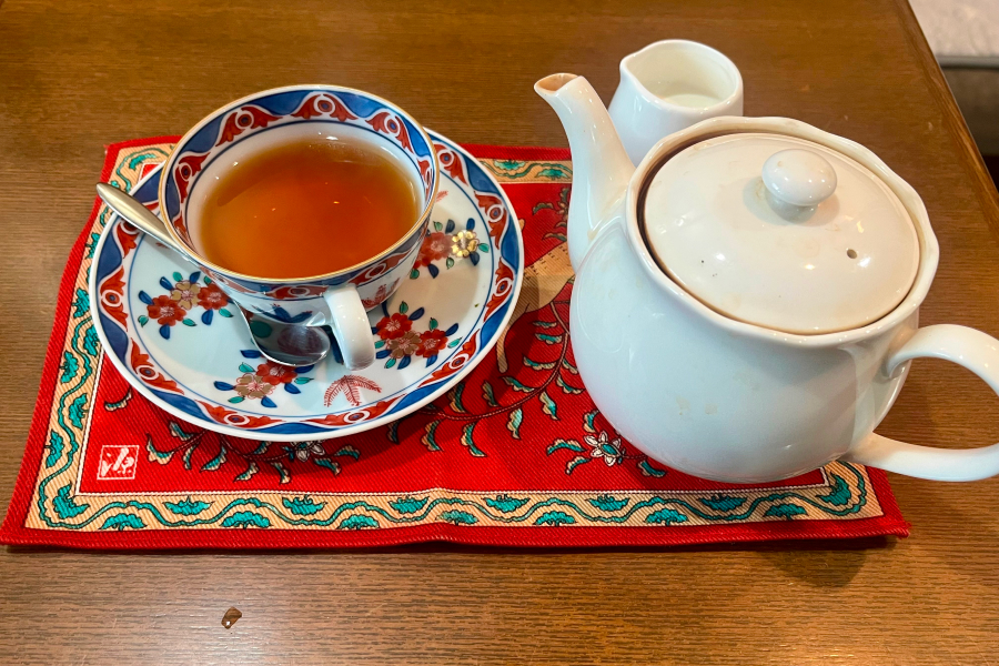 カップに注いだアールグレイ。