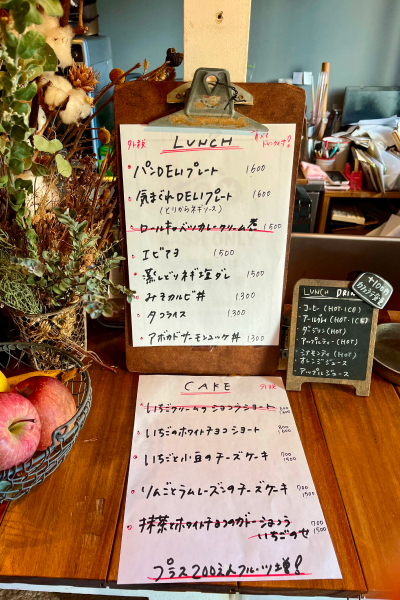ランチメニューとケーキのメニュー。